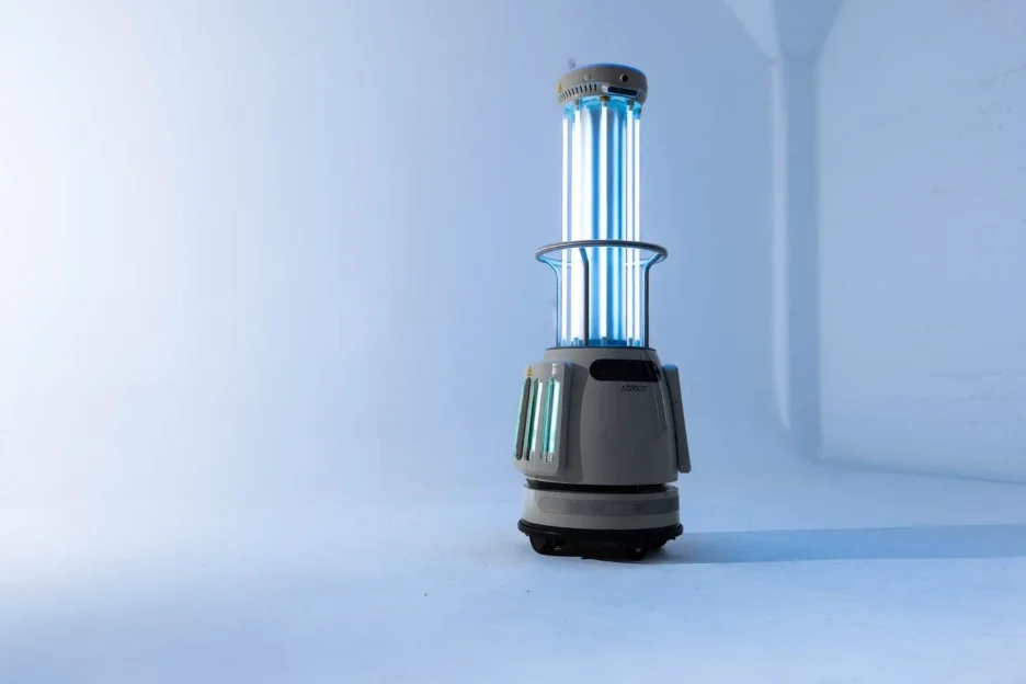Illustration of a UV-C robot with illuminated vertical lamps casting a shadow across a blue room.